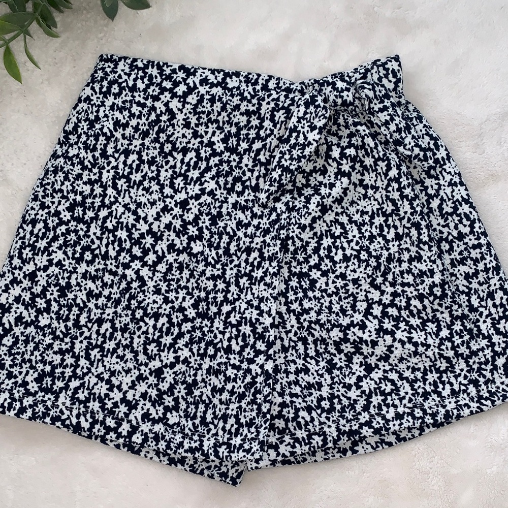 Zara Navy & White Wrap Skort 8 EUC Shorts Elastic Waist